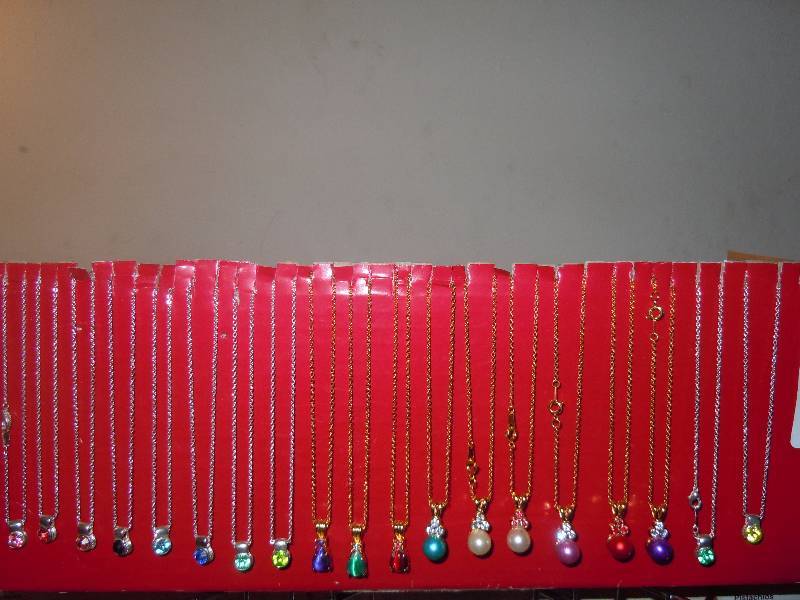 lot 670 image: Lot of Fashion Jewelry