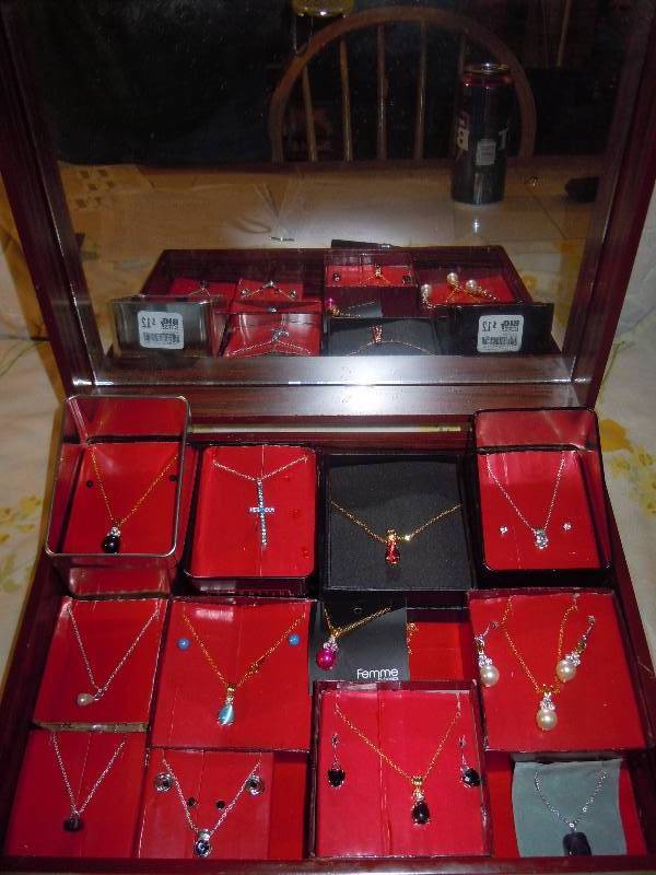 lot 545 image: Lot of Fashion Jewelry