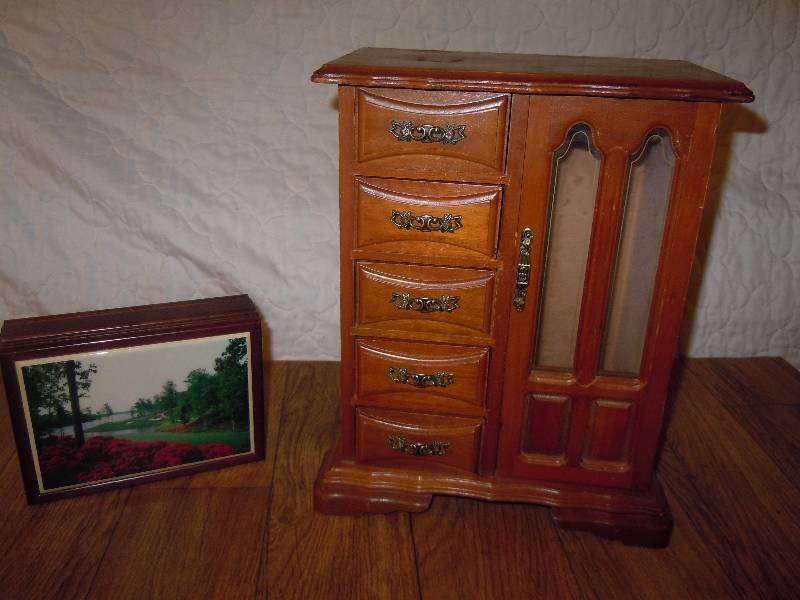 lot 671 image: Pair of Jewelry Boxes