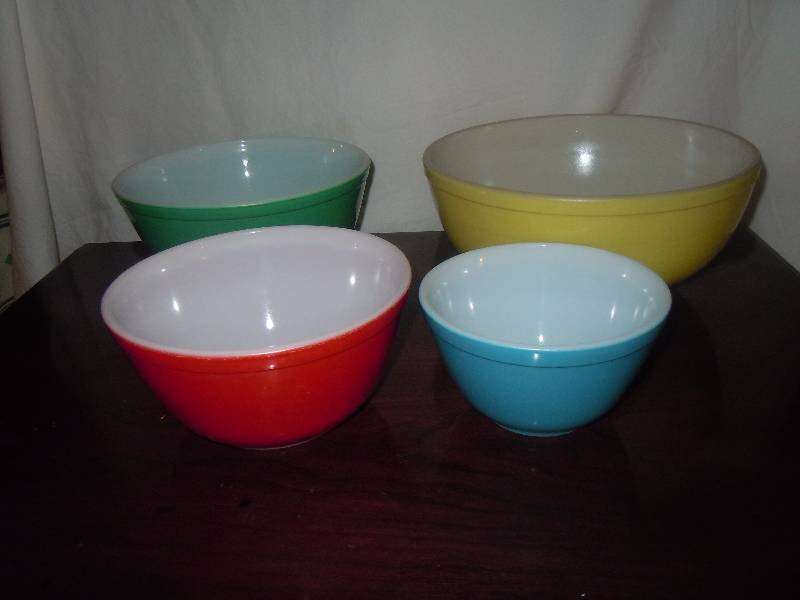 lot 22 image: Lot of Vintage Pyrex