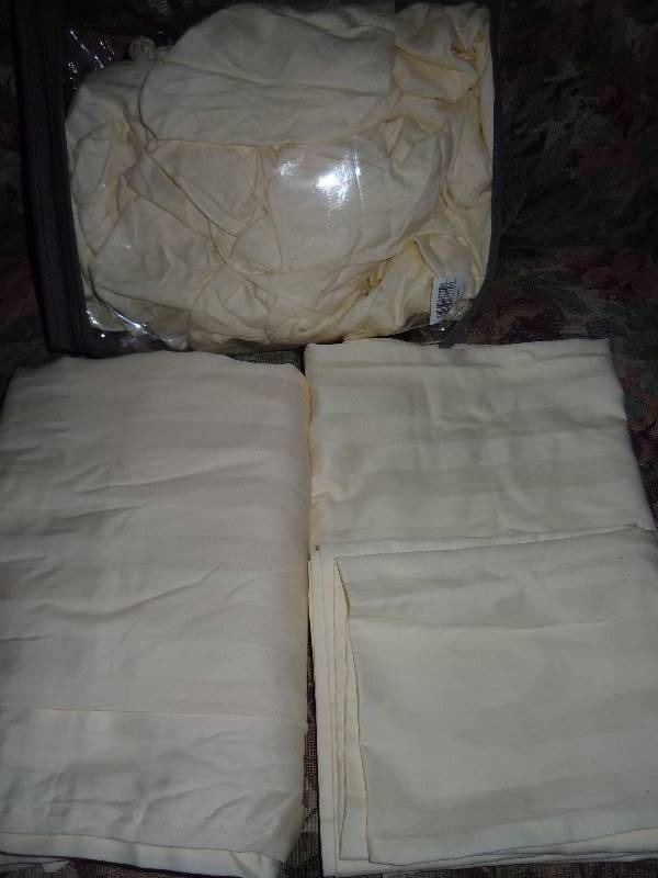 lot 679 image: Full Size Bedding