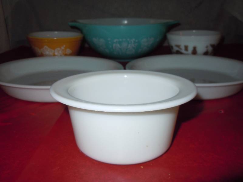 lot 586 image: Lot of Pyrex