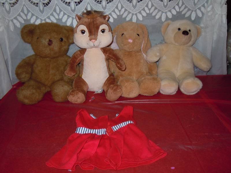 lot 587 image: Lot of Stuffed Animals