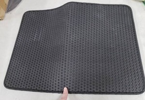 lot 2115 image: Black Honeycomb Sytle Floor Mat, 22.5x16.5