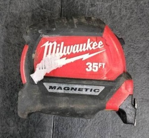 lot 3054 image: Milwaukee 35 Tape Measure