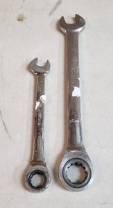lot 2347 image: Husky 2 Piece Wrench Set, 1516 And 17mm