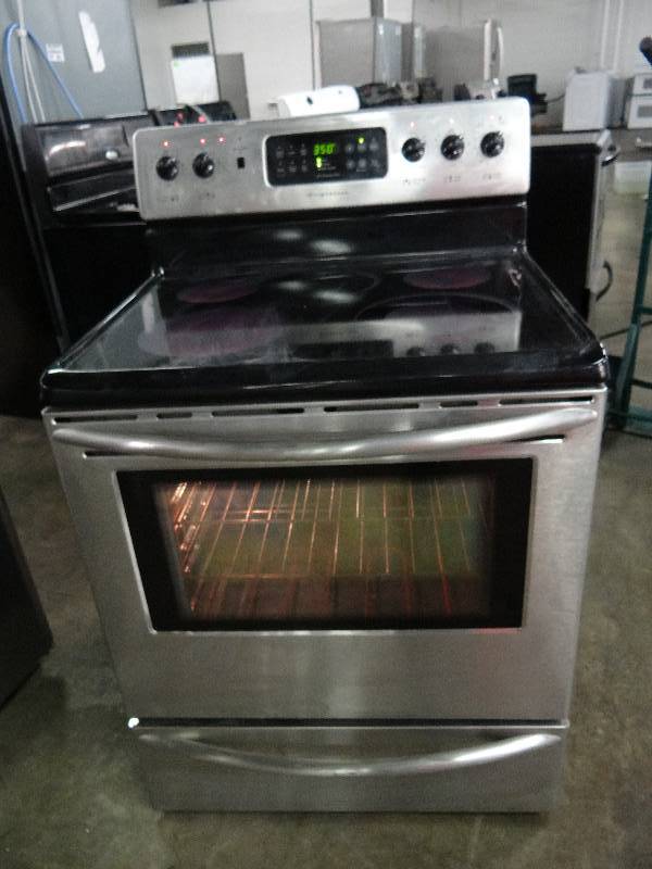 lot 8403 image: Frigidaire Electric 4 Burner w Warmer Household Stove
