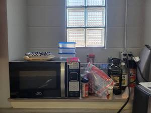 lot 15589 image: Oster 900 Watt Microwave W Contents