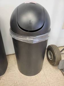 lot 15602 image: 19in Black Trash Bin W Lid