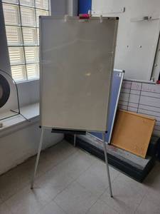 lot 15632 image: Viz-Pro White Board on a Tripod Stand