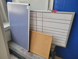 lot 15633 image: Lot of 2 Whiteboards and a Corkboard