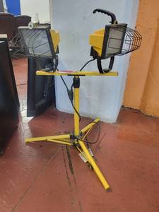 lot 15662 image: Dual Rotating Yellow Shop Light