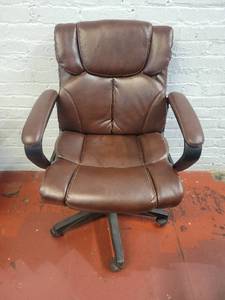 lot 15679 image: Global Furniture Brown Faux Leather Armed Office Chair