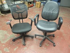 lot 15711 image: Lot of 2 Black Office Chairs