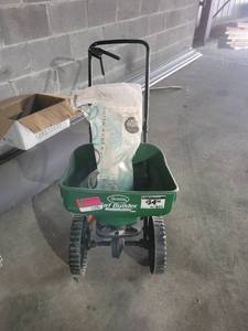 lot 15791 image: Scotts Turf Builder Edge Guard Broadcast Spreader