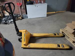 lot 15796 image: Uline H-1043 Pallet Jack