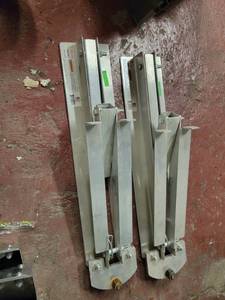 lot 15722 image: Lot of 2 Qualcraft Industries 10572 Roof Jacks