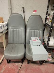 lot 15731 image: Lot of 3 Airplane Seats