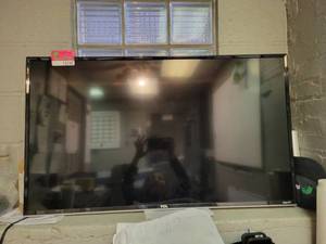 lot 15749 image: 40in TCL Roku TV W Remote