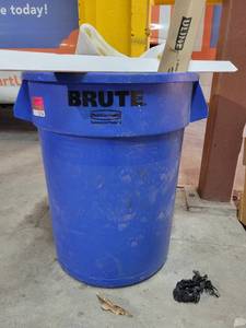 lot 15754 image: Rubbermaid Commercial FG263200BLUE 32 Gal Plastic Round Brute Container - Blue