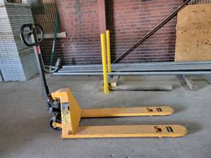 lot 15756 image: Titan Life-Rite Pallet Jack