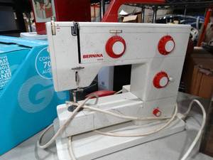 lot 33366 image: Bernina Nova 900 Sewing Machine w Pedal