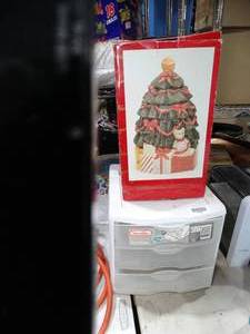 lot 33368 image: Christmas Cookie Jar and Plastic Storage