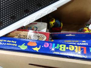 lot 33380 image: Vintage Lite-Brite w Color Pegs and Misc Games