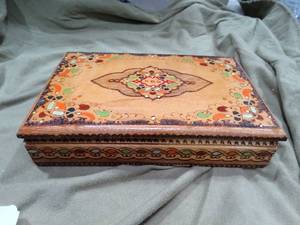 lot 33407 image: Unique Wood Cigar Box