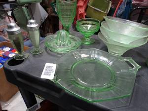 lot 33417 image: Mixed Lot of Uranium Green Glass