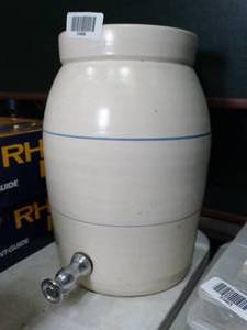 lot 33466 image: 12 Tall thin Blue Line Crock w Lid