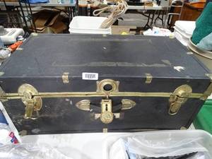 lot 33480 image: 30 wide Foot Locker  Storage Chest