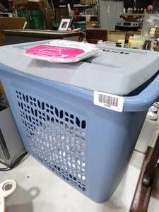 lot 33490 image: Short Laundry Hamper w Bath Towels
