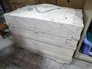 lot 33505 image: Large Old Travel Trunk