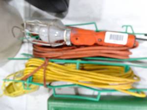lot 33536 image: 2 Work Lights and Extension Cords