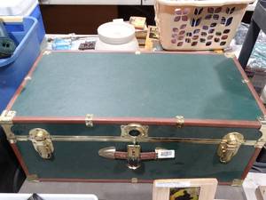 lot 33564 image: Green Concourse 30 Footlocker