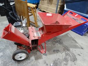 lot 33589 image: MTD 5Hp Wood Shredder  Chipper