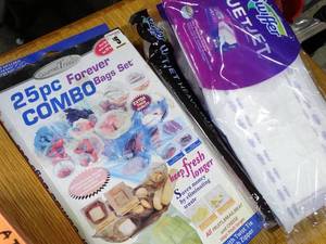 lot 33600 image: Combo Forever Bag Set and Swiffer Pads