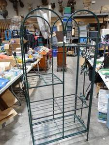 lot 33624 image: Quality Outdoor Gardening Rack
