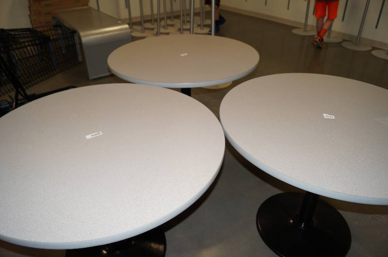 lot 7061 image: 32 table with iron base