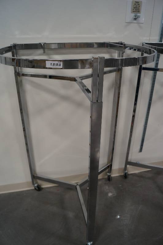 lot 7079 image: 12 moon rolling cloth rack