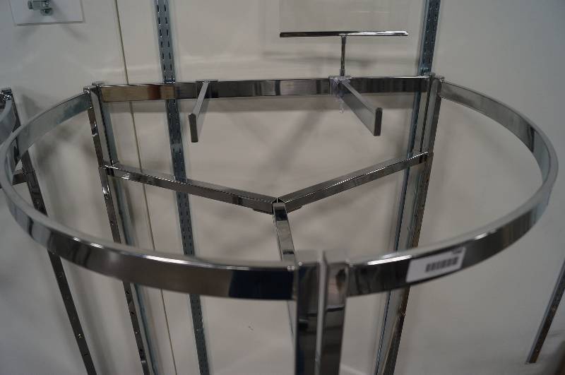 lot 7080 image: 12 moon rolling cloth rack