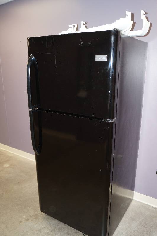 lot 8225 image: Like New Black Fridgidare Refridgerator Freezer