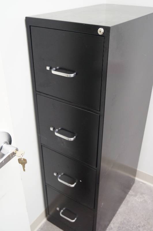 lot 8211 image: Like new 4 drawer file cabinet