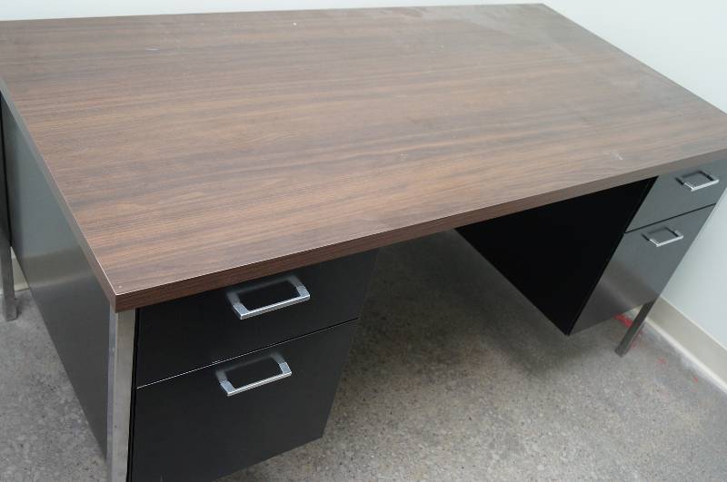 lot 8212 image: Very Nice Clean Desk like new