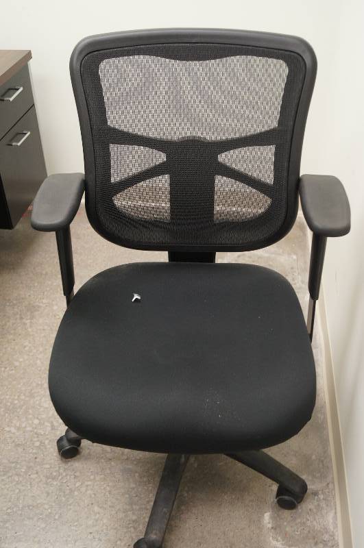 lot 8210 image: Nice clean web back rolling office chair