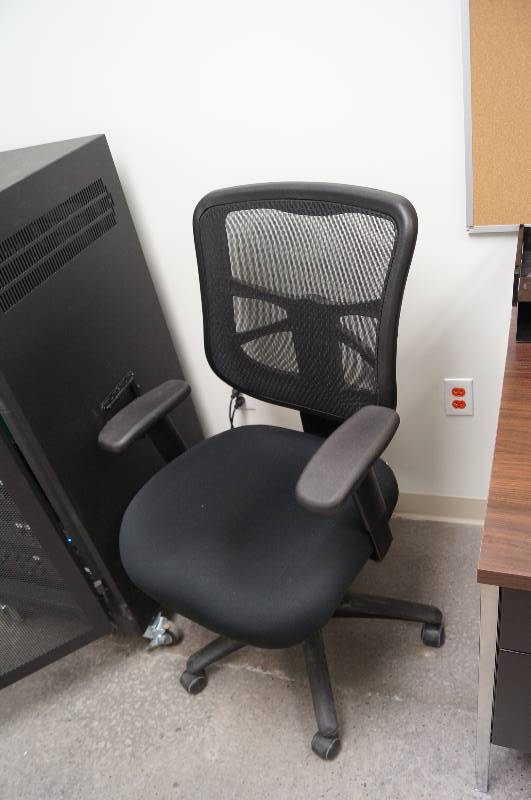 lot 8705 image: Nice clean web back rolling office chair