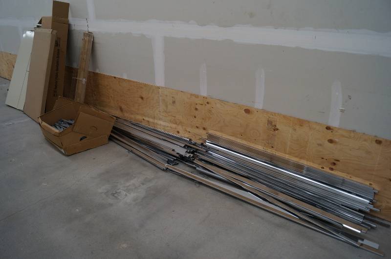 lot 8002 image: Wall mount brackets and cross bars