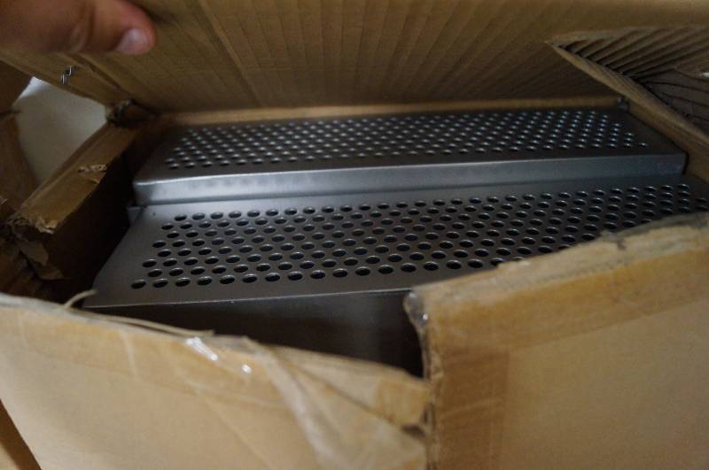 lot 8004 image: Stack of very nice shelves