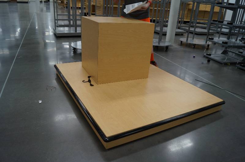 lot 8007 image: Rolling slab merchandiser